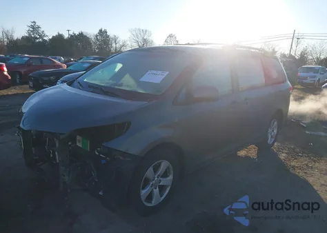 2012 Toyota Sienna Le V6 8 Passenger z USA, uszkodzony, nr VIN 5TDKK3DC7CS181026